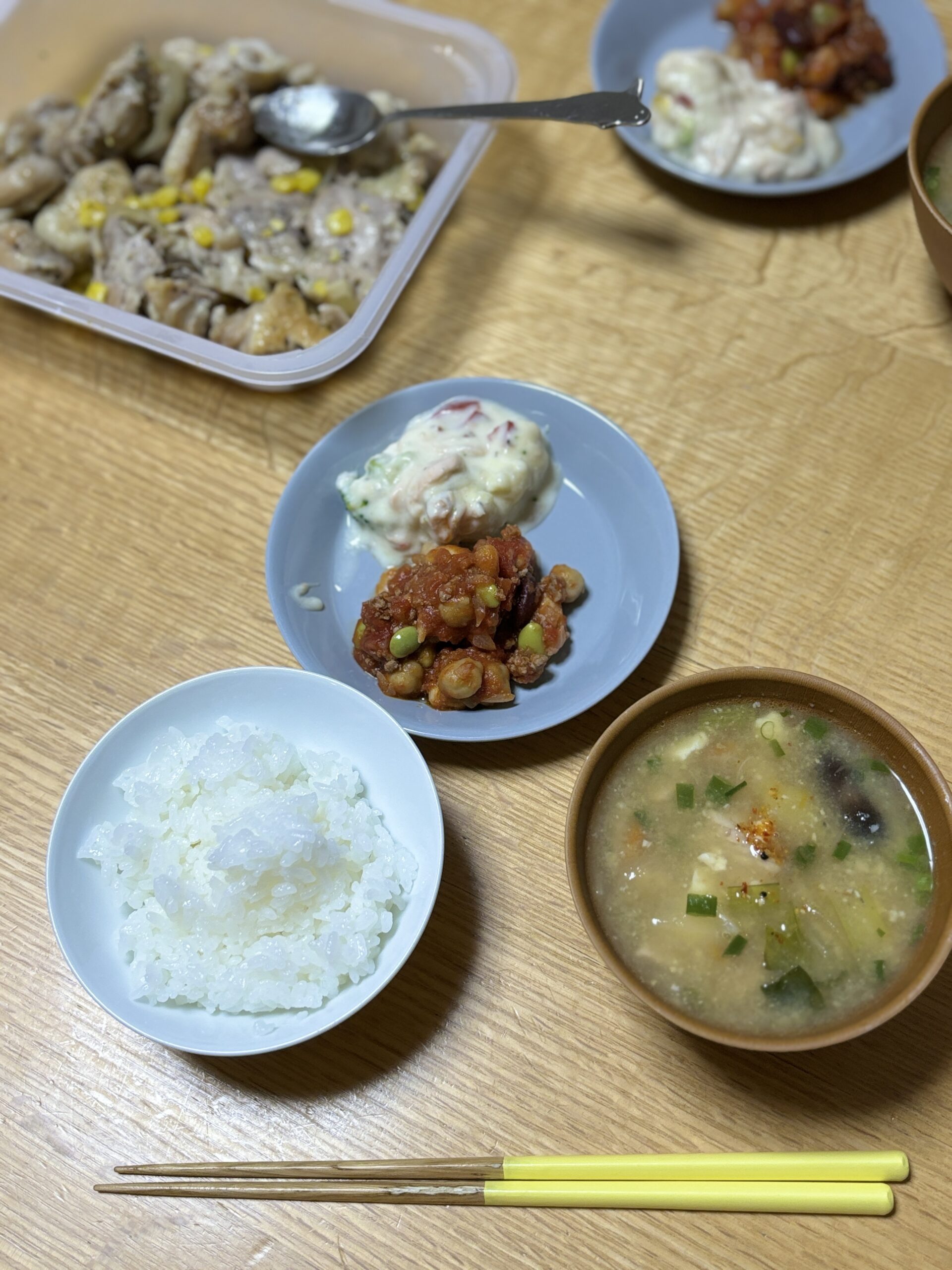 食卓に並べたシェフの無添加つくりおき