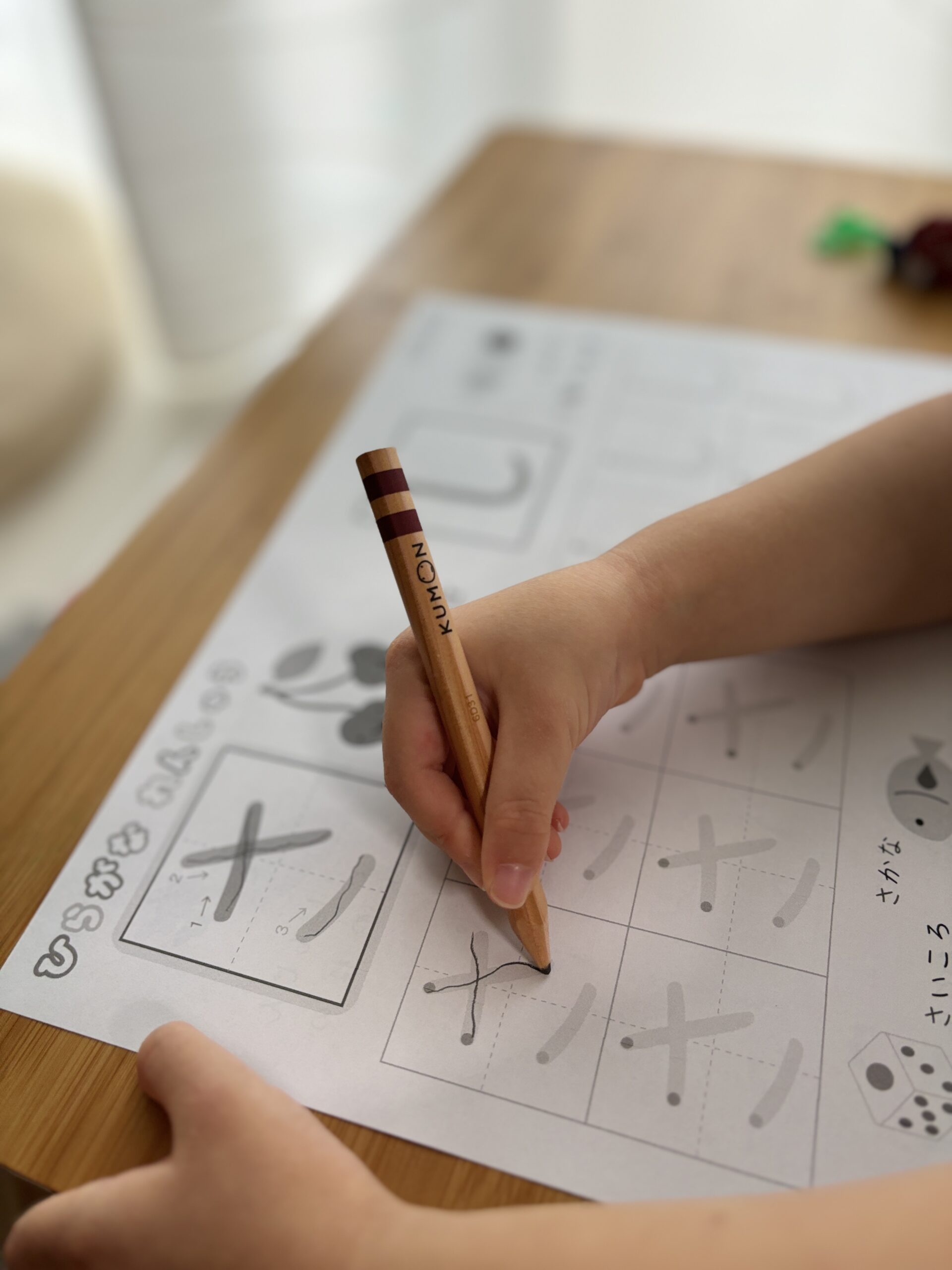 公文のえんぴつを使って字の練習をしているところ
