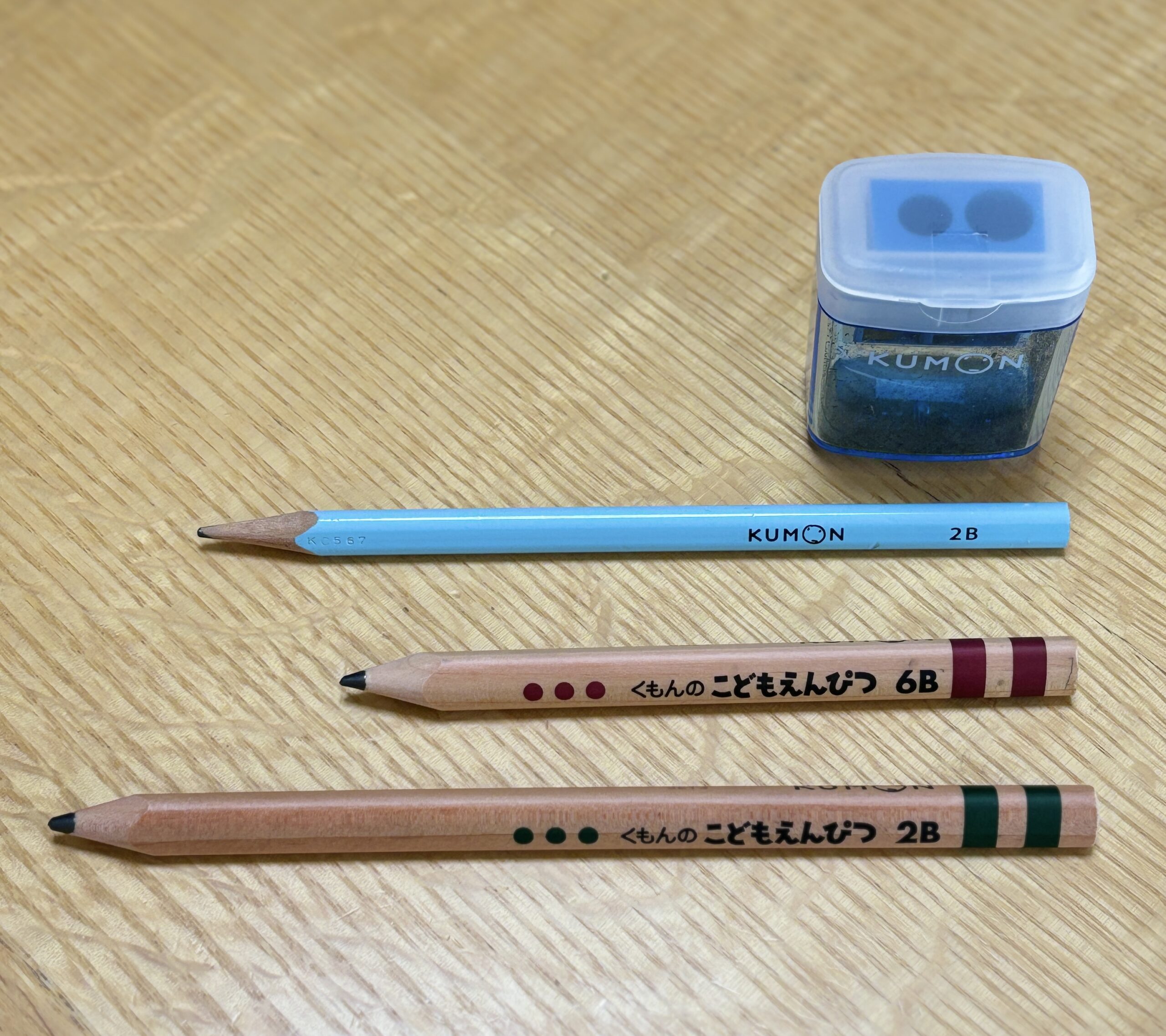 くもんのえんぴつサイズ違いの3本とくもんの鉛筆削り